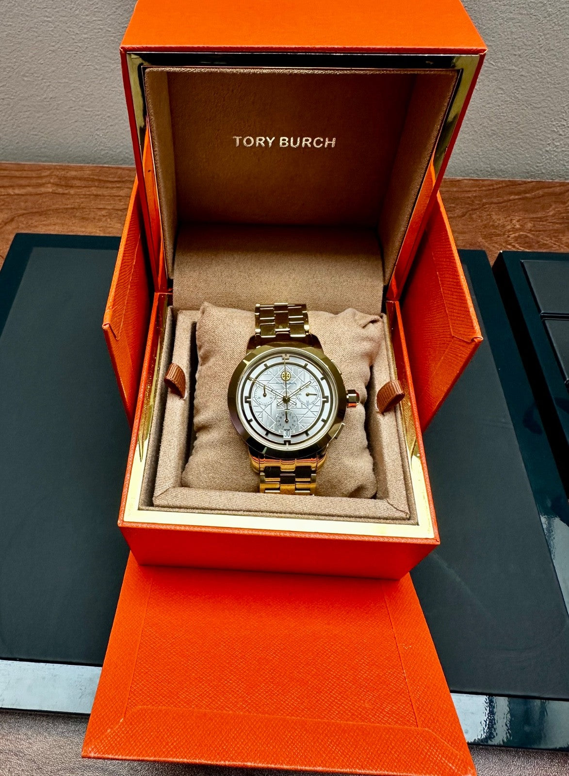 Tory Burch Classic TBW1032 Ladies' Chronograph Watch, White & Gold Tone, 37 mm – photo 2